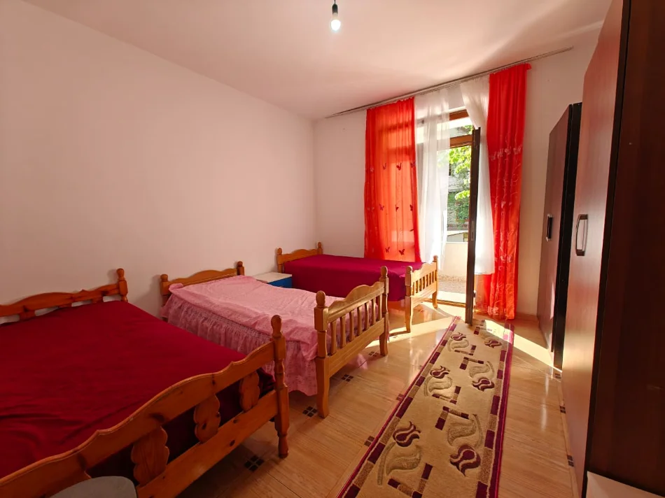 Tirane, jepet me qera apartament 1+1 Kati 1, 400 € 
