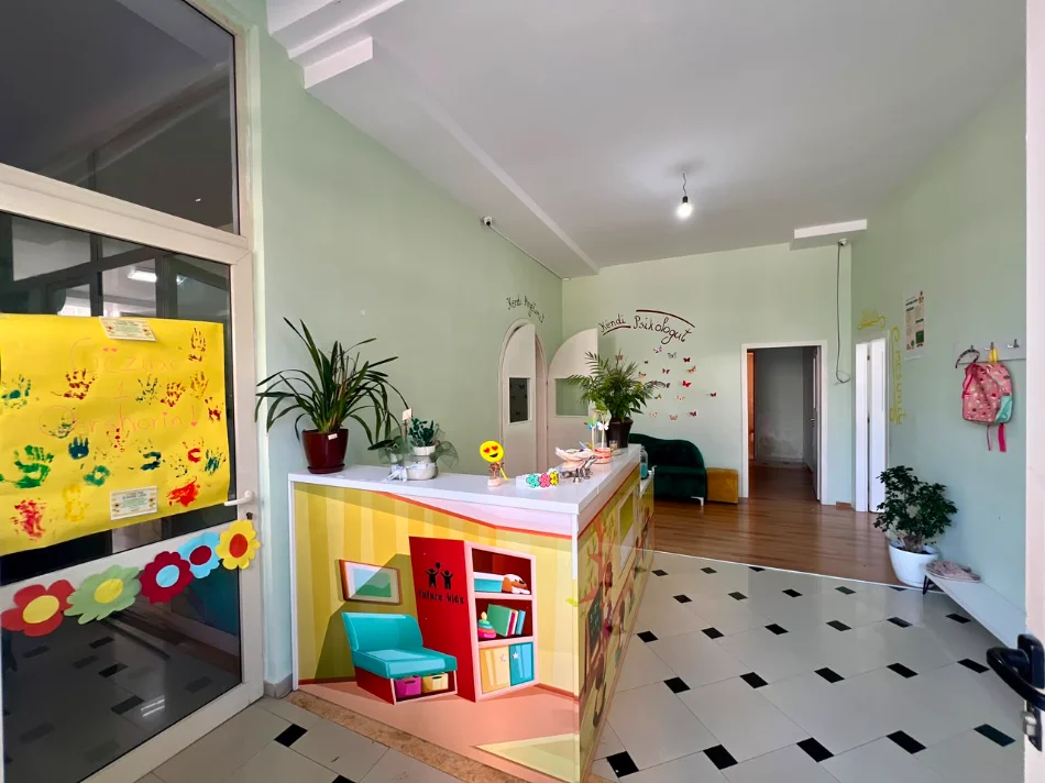 Tirane, jepet me qera 3+1 Kati 0, 141 m² 700 € (Vila L)