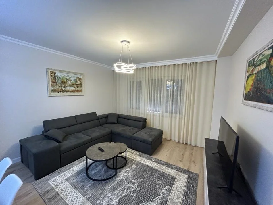 Jepet me Qera Apartament 2+1+ Post Parkimi  , Prane Gjimnazit Izmail Qemali, 1000 €