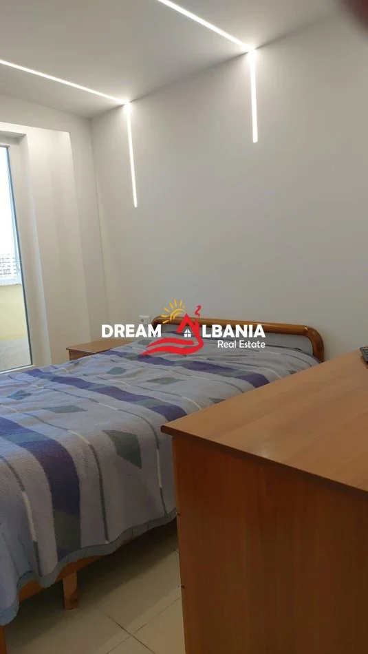 Tirane, jepet me qera apartament 1+1 , 75 m²550 € (prane Medresese)