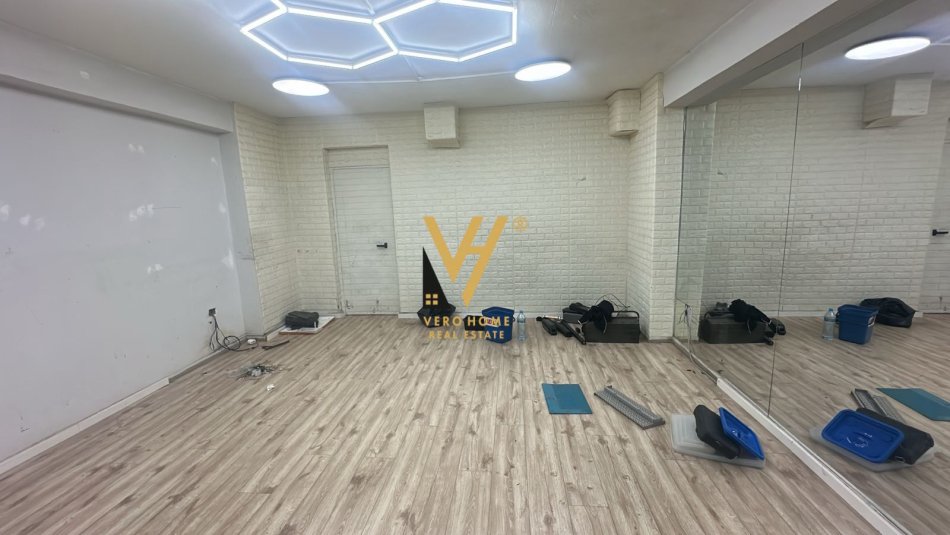 Tirane, jepet me qera magazine Kati -1, 60 m² 400 € (ISH EKSPOZITA)