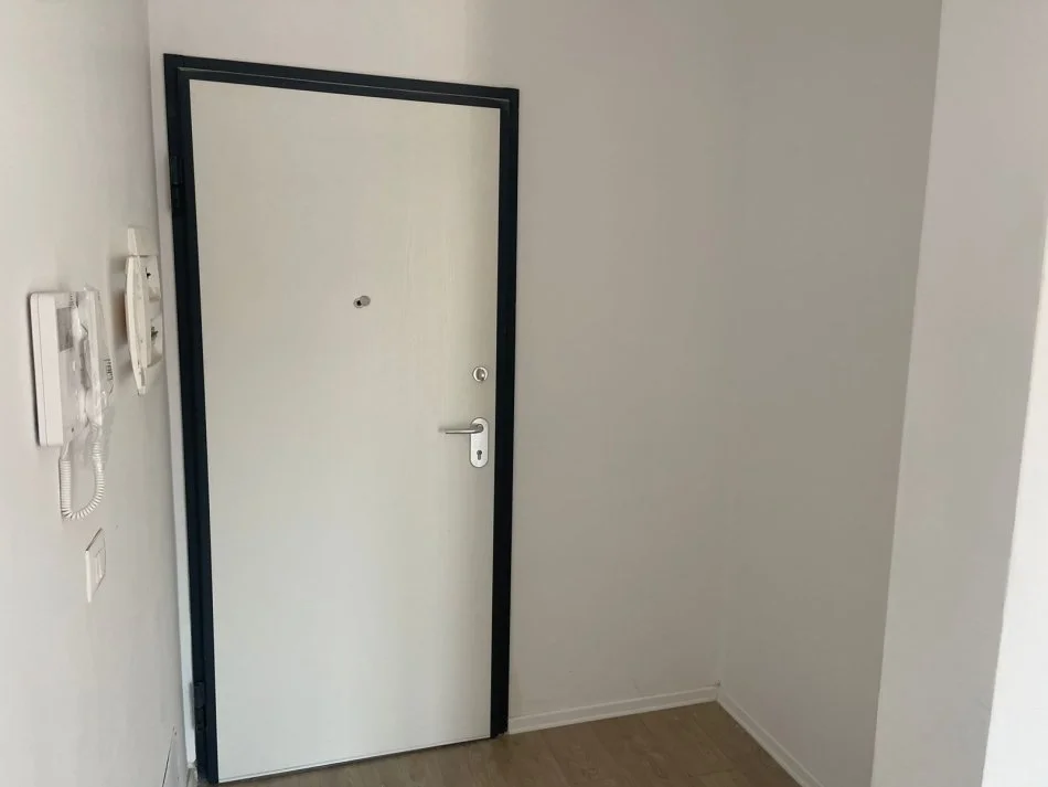Tirane, jepet me qera ambjent biznesi Kati 4, 125 m² 850 € (21 Dhjetori)