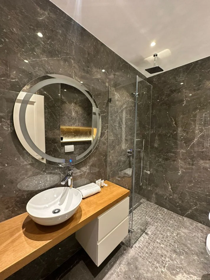 Tirane, jepet me qera apartament 2+1 Kati 5, 100 m² 1.500 € (Rruga Abdi Toptani)