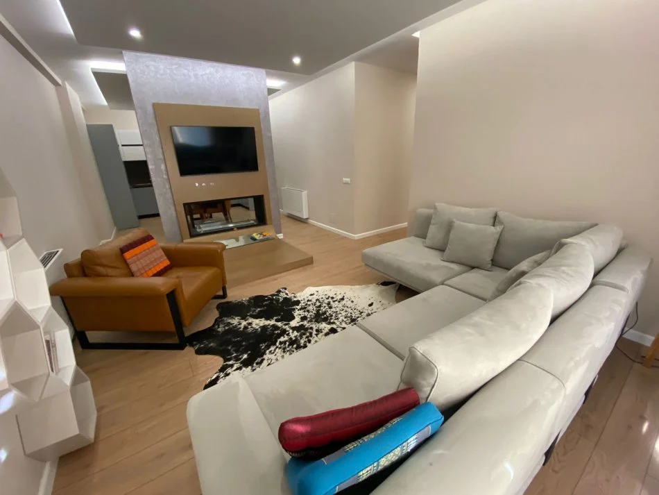 Tirane, jepet me qera apartament 4+1 Kati 1, 170 m² 1.300 € (Myslym Shyri)