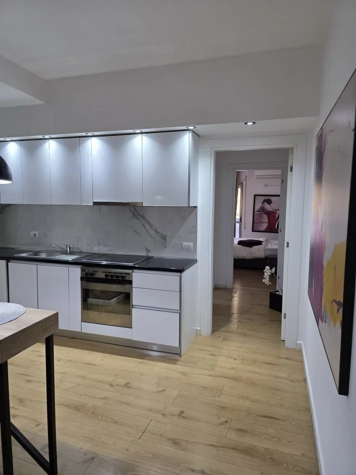 Tirane, jepet me qera apartament 2+1+Ballkon Kati 4, 96 m² 800 € (Rruga Frosina Plaku)