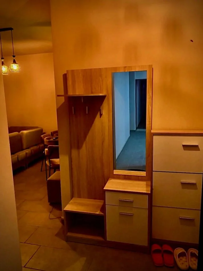 Tirane, jepet me qera apartament 1+1+Ballkon Kati 3, 85 m² 400 € (rruga 5 Maj)