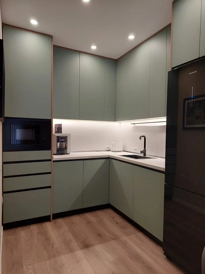 Tirane, jepet me qera apartament 2+1 Kati 4, 102 m² 1.000 € (Fakulteti Ekonomise)