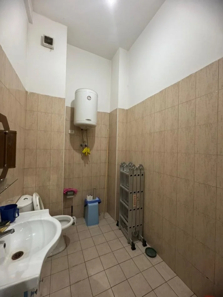 Tirane, jepet me qera ambjent biznesi Kati 0, 99 m² 600 € (pas Globe)