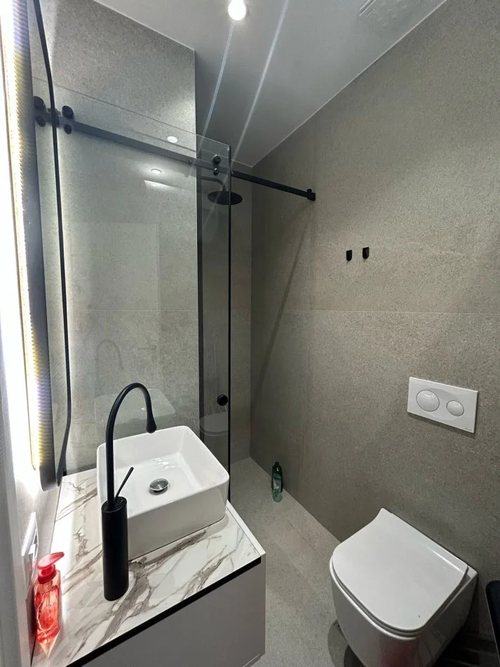 Tirane, jepet me qera apartament 2+1 Kati 4, 146 m² 1.350 € (Vila Goldi)