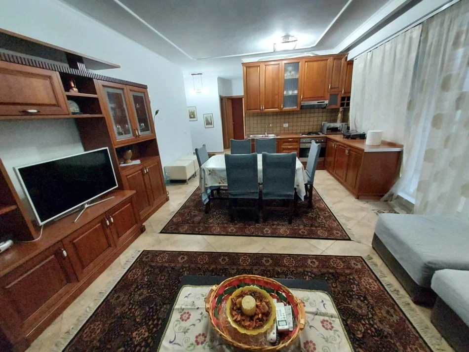 Tirane, jepet me qera 2+1 Kati 2, 90 m² 750 € (Kompleksi Delijorgji)