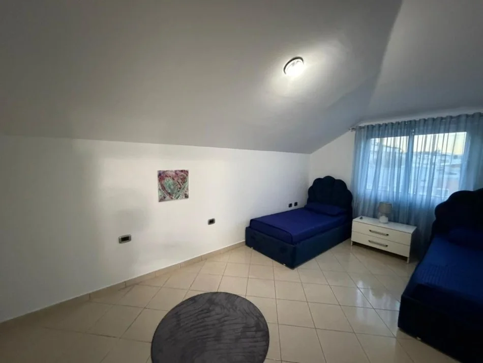 Tirane, jepet me qera apartament 2+1+Ballkon , 750 € (Hamdi sina)