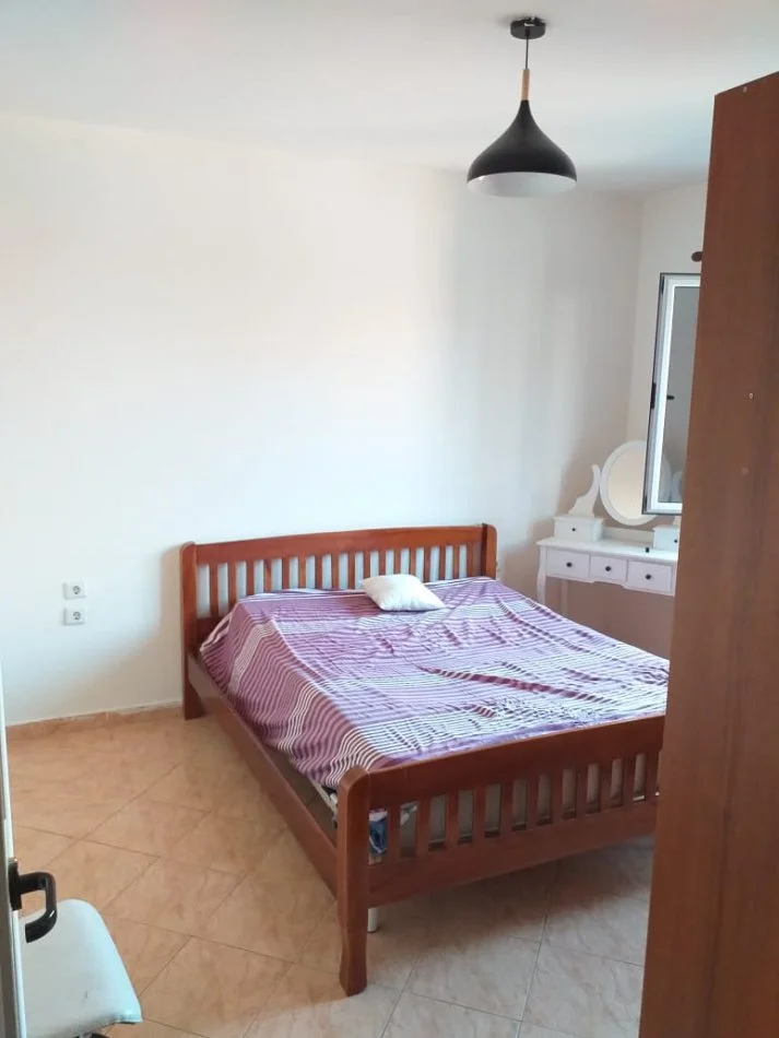 Tirane, jap me qera apartament 1+1+Ballkon Kati 5, 65 m² (Porcelan)