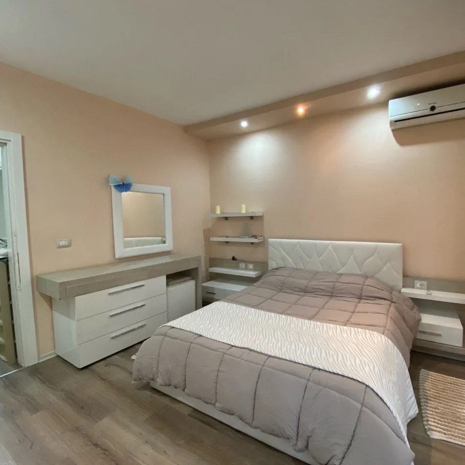 Tirane, jepet me qera apartament 3+1+Ballkon Kati 8, 140 m² 1000 € (ArTurbina)