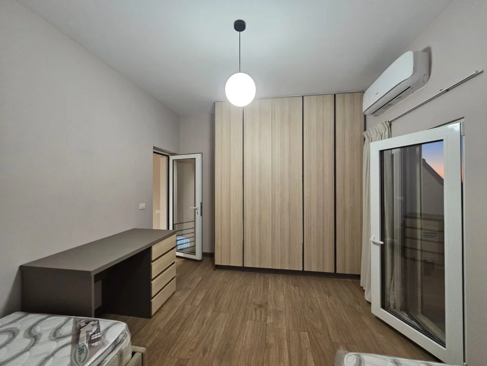 Tirane, jepet me qera apartament Dublex Kati 3, 153 m² 950 € 