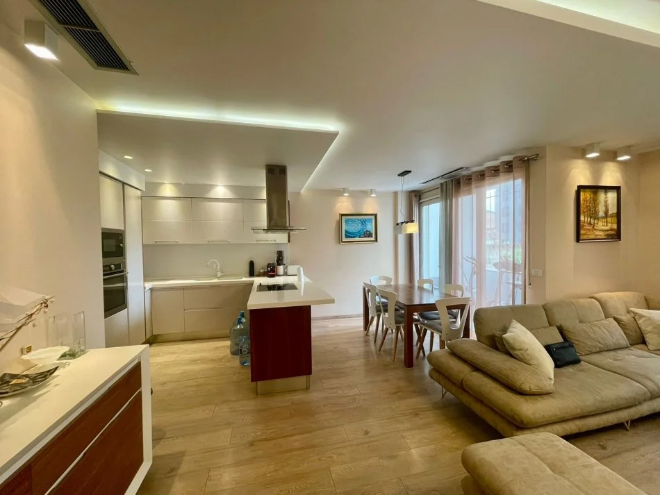 Tirane, jepet me qera apartament 3+1+Ballkon Kati 1, 138 m² 900 € (STACIONI I TRENIT)