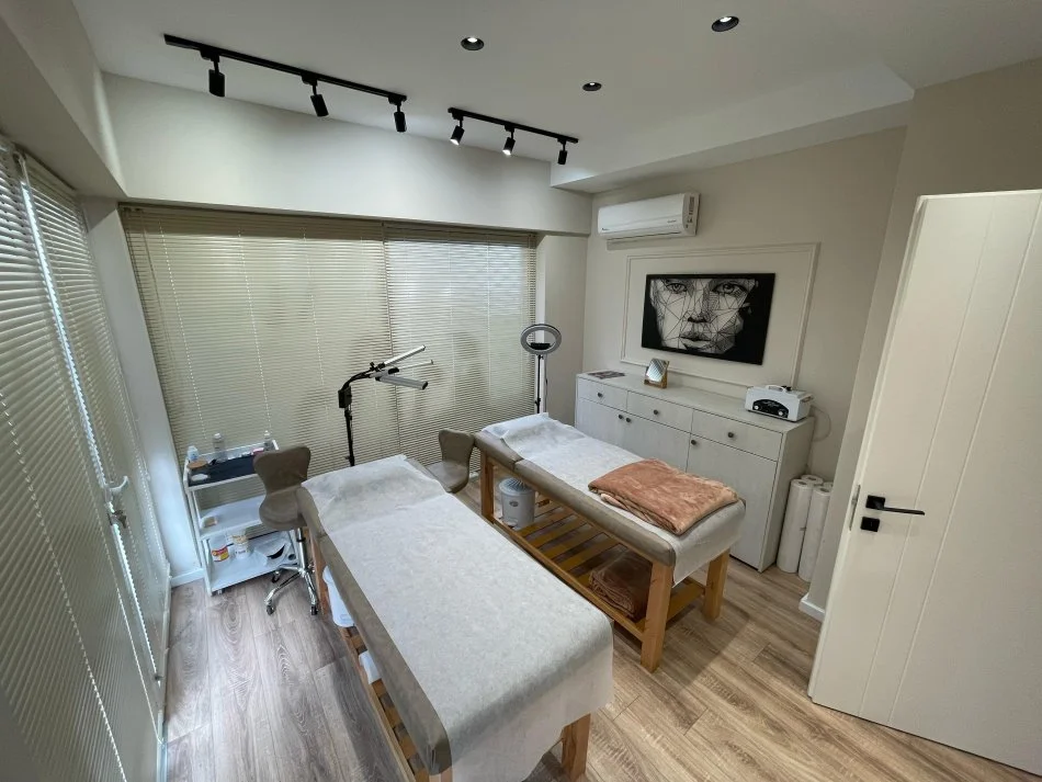 Tirane, jepet me qera ambjent biznesi Kati 0, 100 m² 600 € (Rruga Kosovarëve)