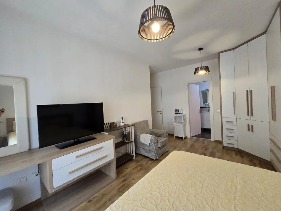 Tirane, jepet me qera apartament 2+1+Ballkon Kati 6, 80 m² 1.300 € (Rr. e Kavajes)