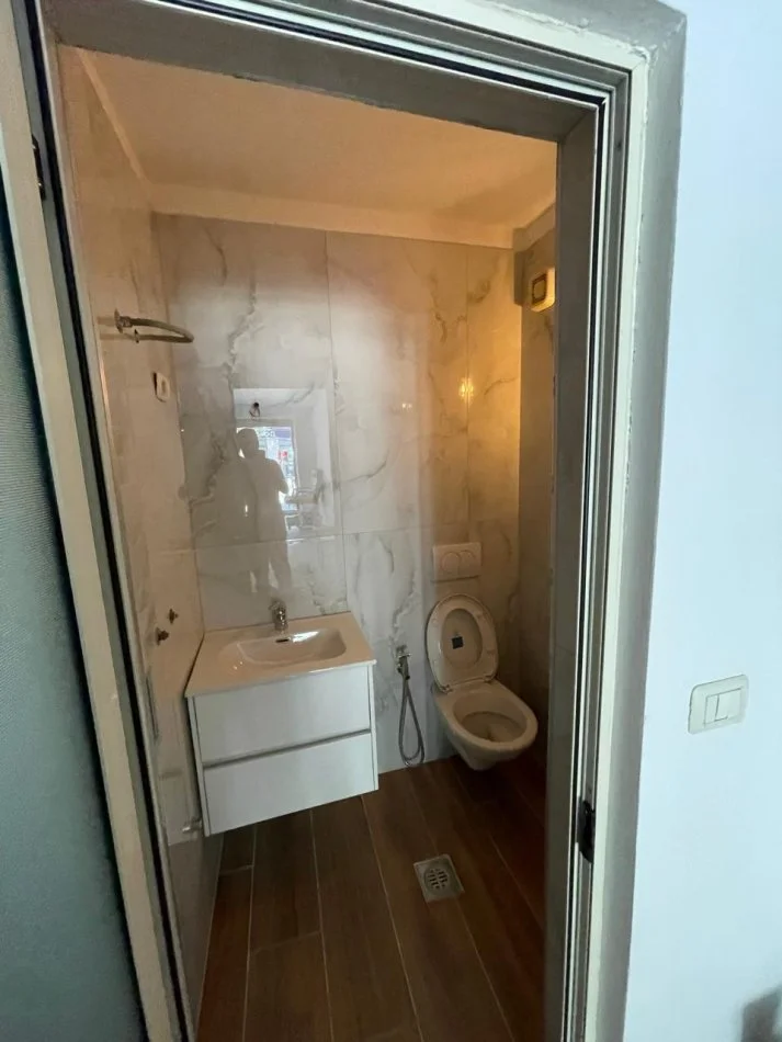 Tirane, jepet me qera zyre Kati 1, 20 m² 400 € (Jordan Misja)