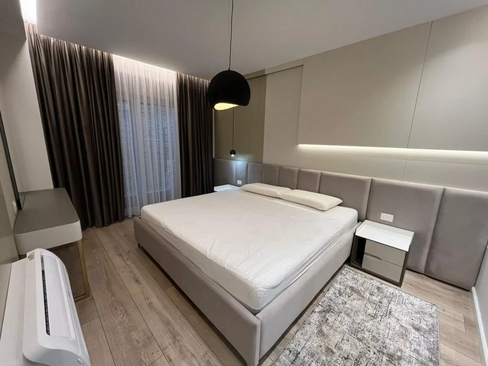 Tirane, jepet me qera apartament 3+1+Ballkon Kati 1, 145 m² 1.800 € (Kodra e diellit 2)