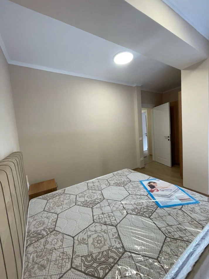 Tirane, jepet me qera apartament 1+1 Kati 5, 65 m² 500 € (Bulevardi ri)