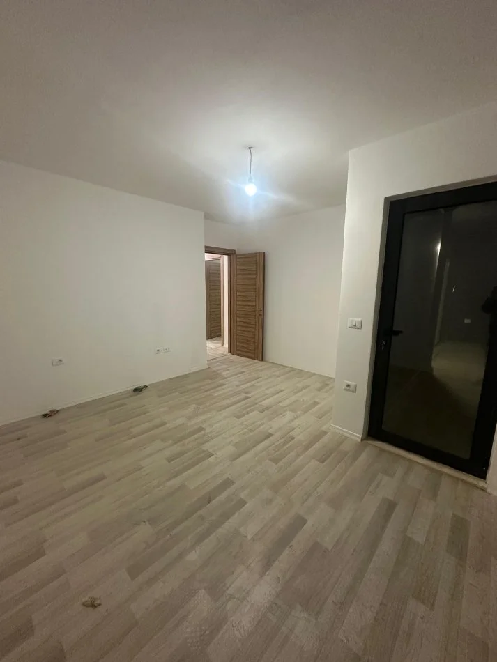 Tirane, shes apartament 2+1+Ballkon Kati 4, 120 m² 180.000 € (Rruga 5 Maji)