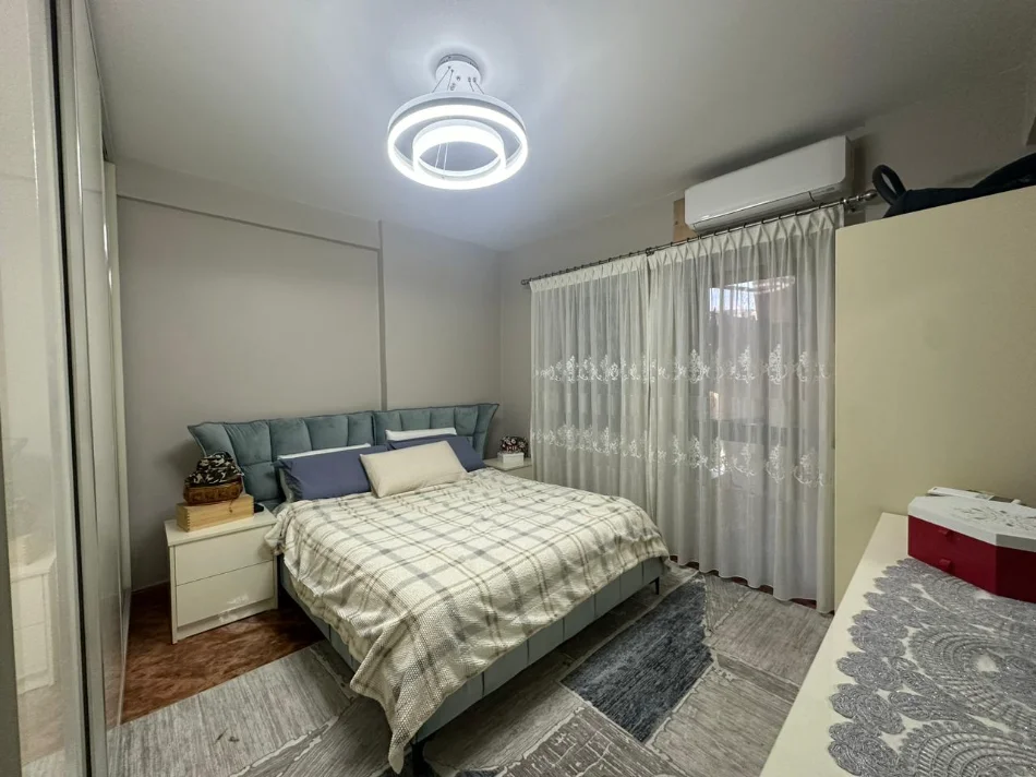 Tirane, jepet me qera apartament 2+1+Aneks+Ballkon Kati 2, 950 € (qender , sheshi skenderbej)