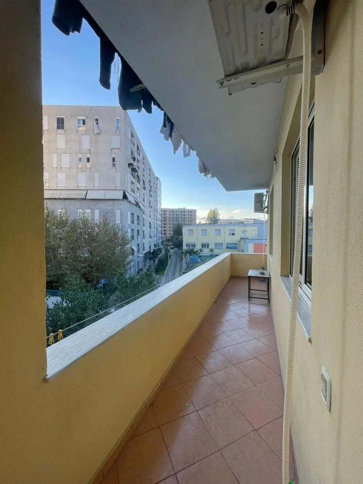 Tirane, jepet me qera apartament 1+1 , 550 € (Artan Lenja)