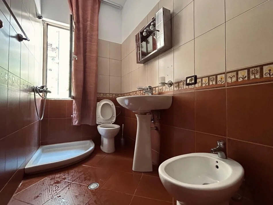 Tirane, jepet me qera 2+1 Kati 2, 79 m² 400 € 