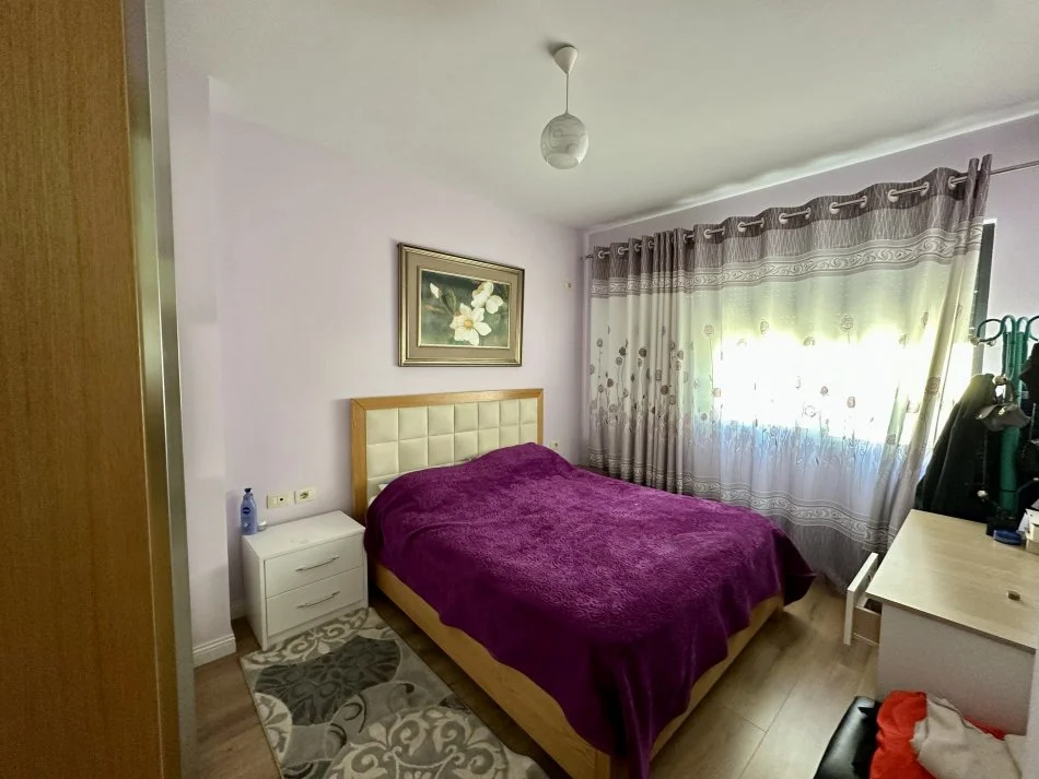 Tirane, jepet me qera apartament 2+1+Ballkon Kati 8, 97 m² 500 € (Rruga Thoma Koxhaj)