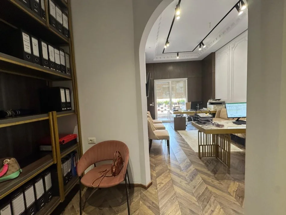 Tirane, jepet me qera ambjent biznesi Kati 7, 55 m² 600 € (Kompleksi Golden Park.)