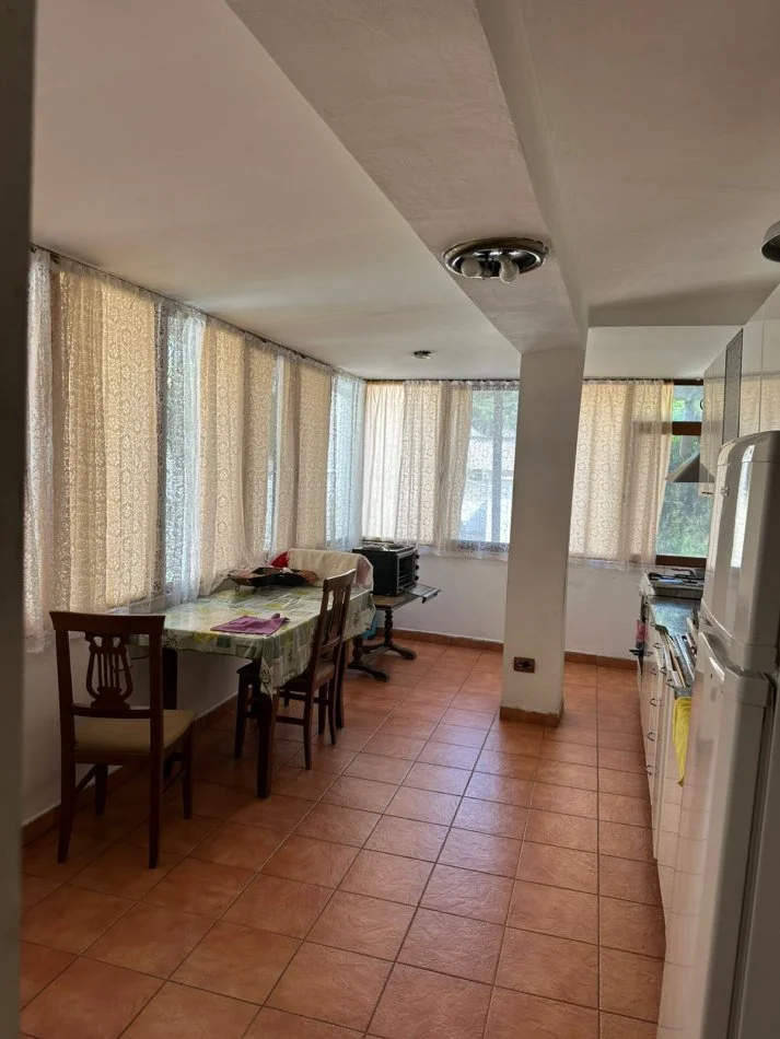 Tirane, jepet me qera apartament 3+1 Kati 2, 140 m² 1.000 € (Don Bosko)