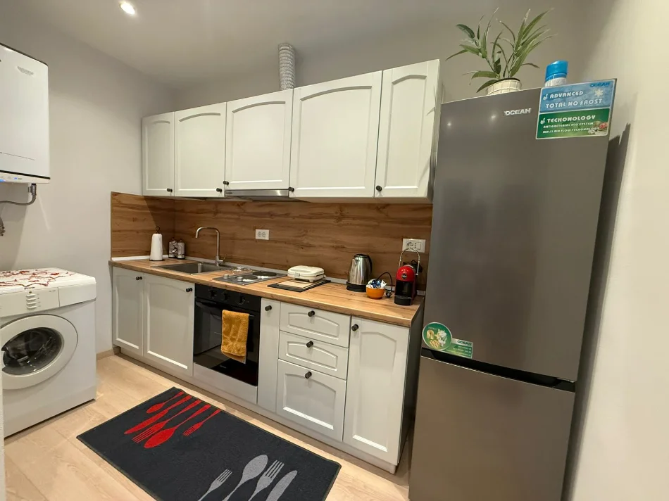 Tirane, jepet me qera apartament 1+1+Ballkon Kati 4, 57 m² 750 € (Rruga Myslym Shyri)