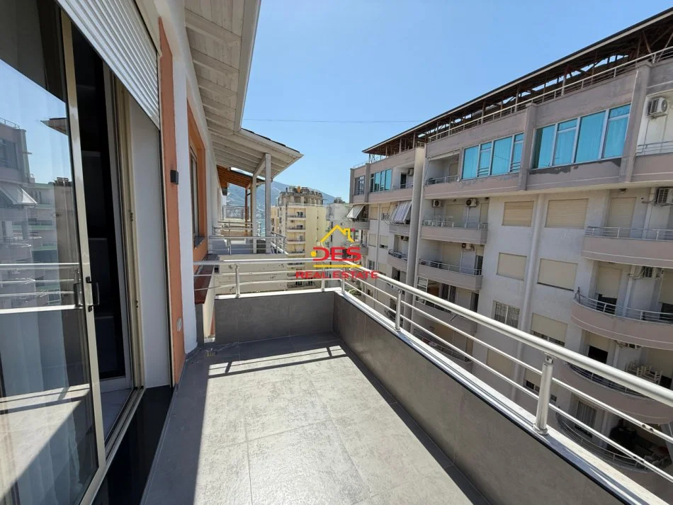 Vlore, jepet me qera apartament 2+1+Ballkon Kati 8, 800 € (Lungomare)