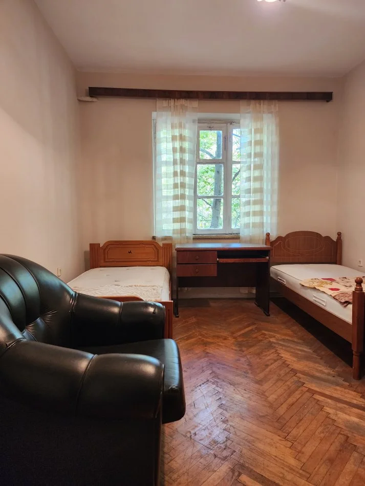 Tirane, jepet me qera apartament 2+1 Kati 2, 