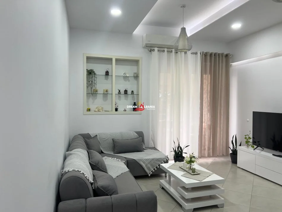 Tirane, jepet me qera apartament 1+1+Ballkon Kati 2, 65 m² 600 € (Ne zonen e Kopshtit Botanik)