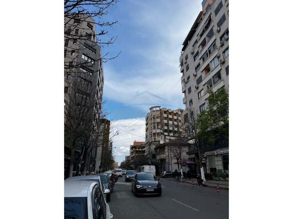 Tirane, shitet apartament 1+1 Kati 1, 57 m² 141.725 € (RRUGA E BARRIKADAVE)