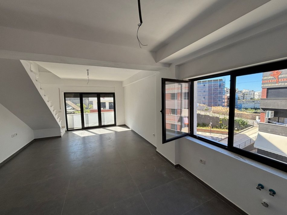 Tirane, jepet me qera apartament duplex Dublex Kati 5, 