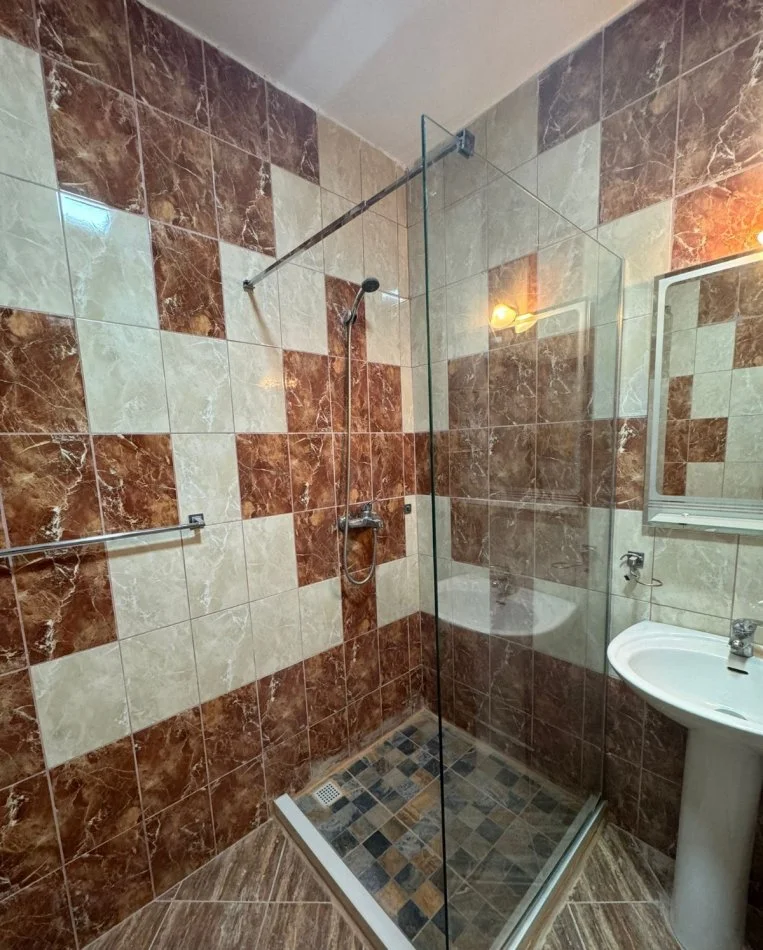 Tirane, jepet me qera apartament 2+1+Ballkon Kati 4, 100 m² 500 € (rruga e thesarit)