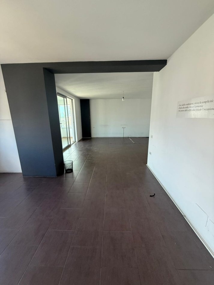 Tirane, jepet me qera zyre Kati 6, 116 m² 700 € (Zogu i Zi)