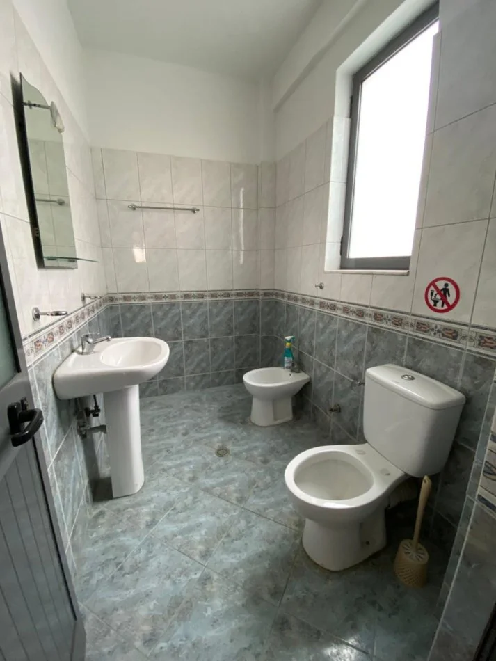 Tirane, jepet me qera ambjent biznesi Kati 1, 210 m² 1.500 € (Astir)