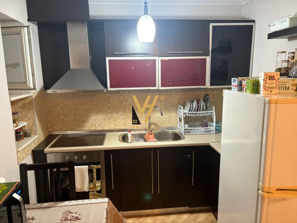 Tirane, jepet me qera apartament 1+1+Ballkon Kati 3, 60 m² 400 € (XHAMLLIK)