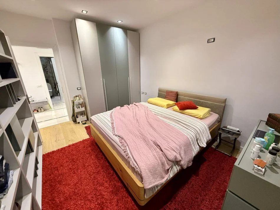 Tirane, jepet me qera apartament 2+1+Aneks+Ballkon Kati 3, 100 m² 1.000 € (Rruga Cameria)