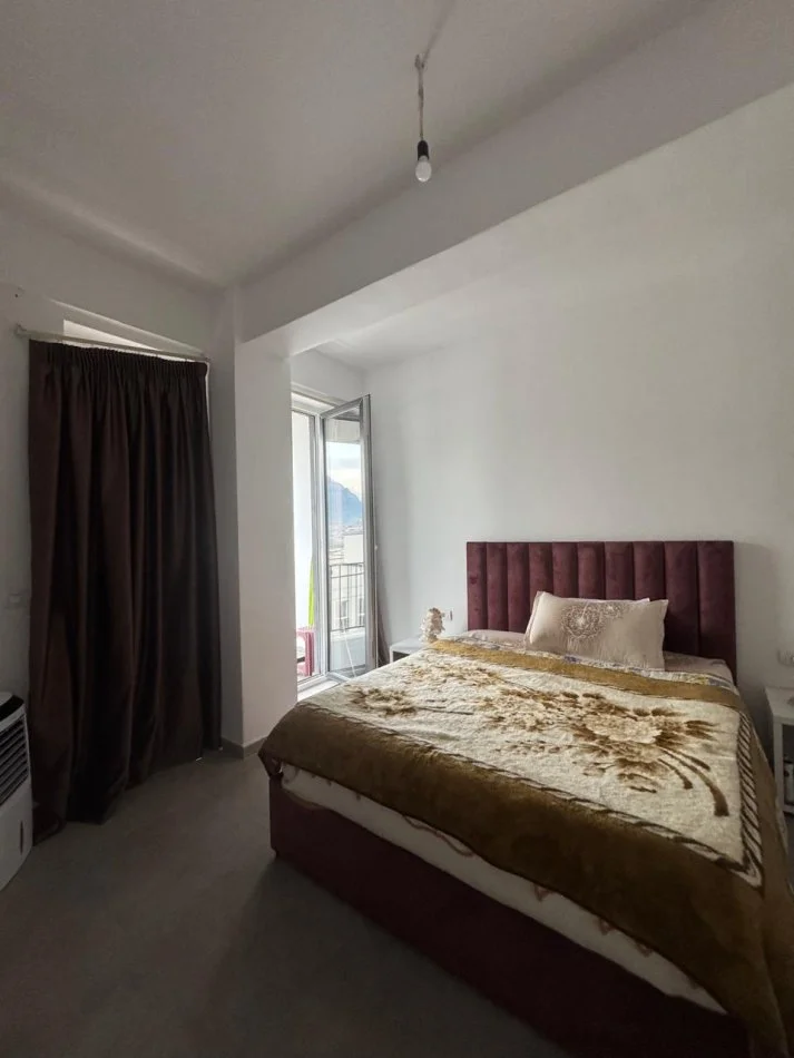 Tirane, jepet me qera apartament 2+1+Ballkon Kati 6, 90 m² 430 € (rruga 5 maj , pallatet e bashkise)