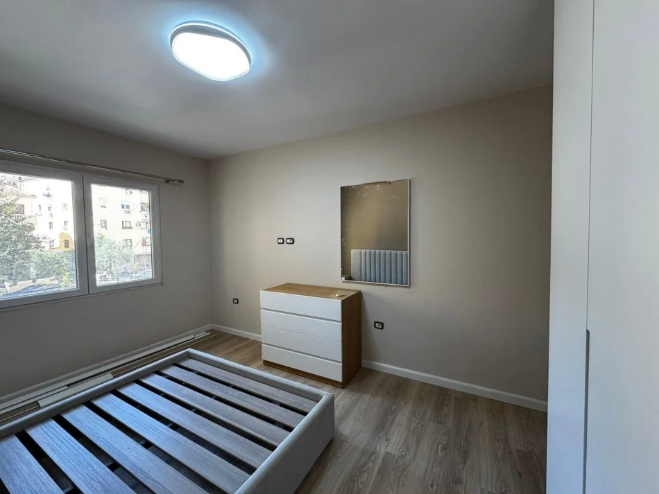 Tirane, jepet me qera apartament 1+1+Ballkon , 