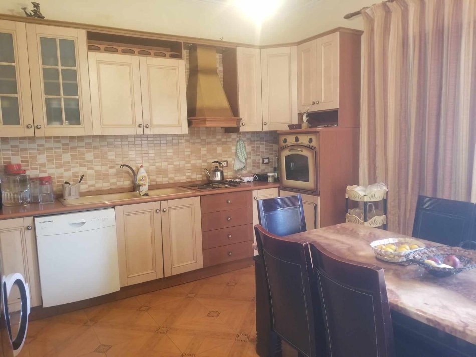 Tirane, shitet Vile 3 Katshe Kati 3, 550 m² 429.000 € (Fresku)