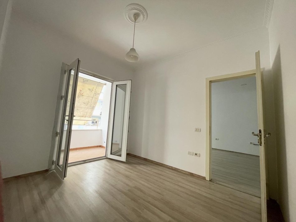 Tirane, jepet me qera apartament 2+1+Ballkon Kati 3, 70 m² 330 € (Teodor Keko)