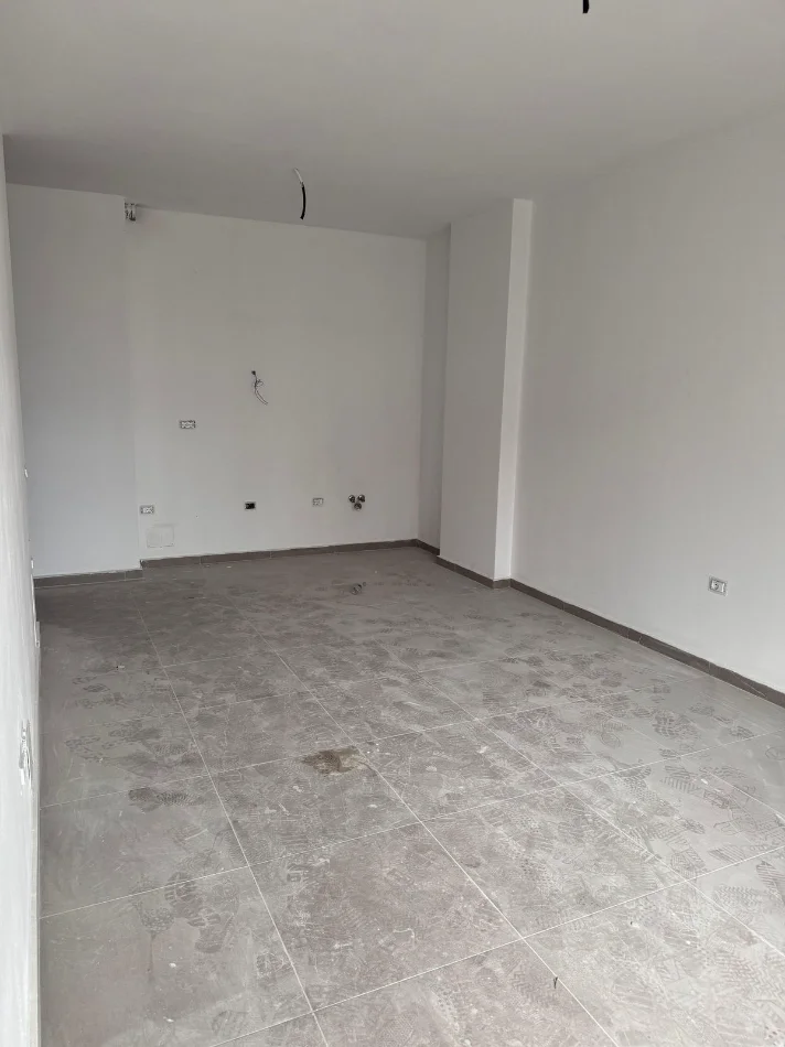 Tirane, jepet me qera zyre Kati 3, 61 m² 450 € (Kompleksi E88)