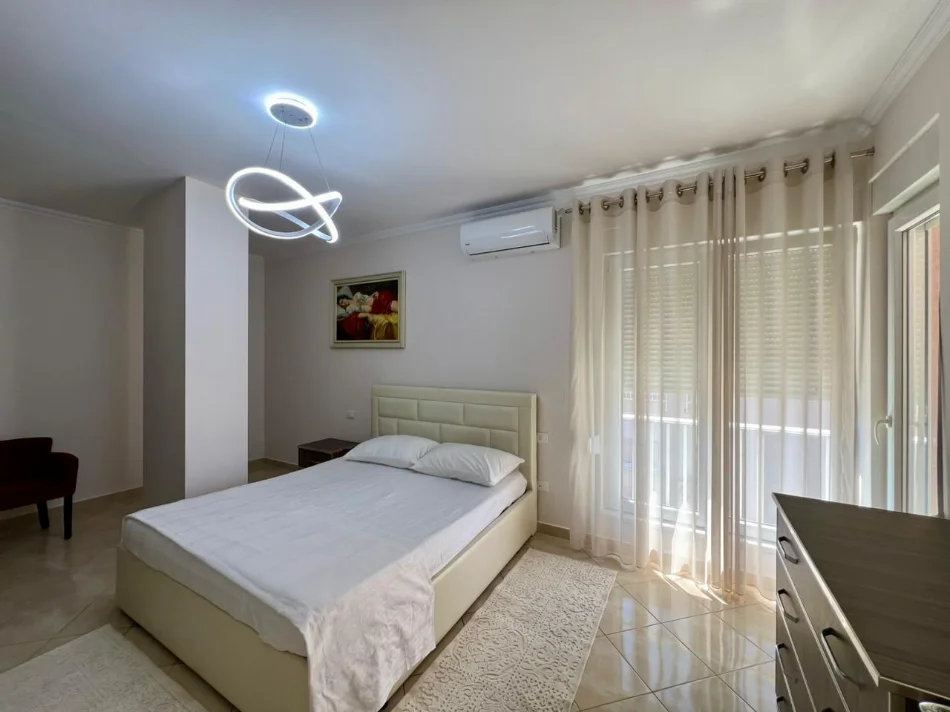 Tirane, jepet me qera apartament 1+1+Ballkon Kati 8, 75 m² 650 € (Rruga Ndre Mjeda)