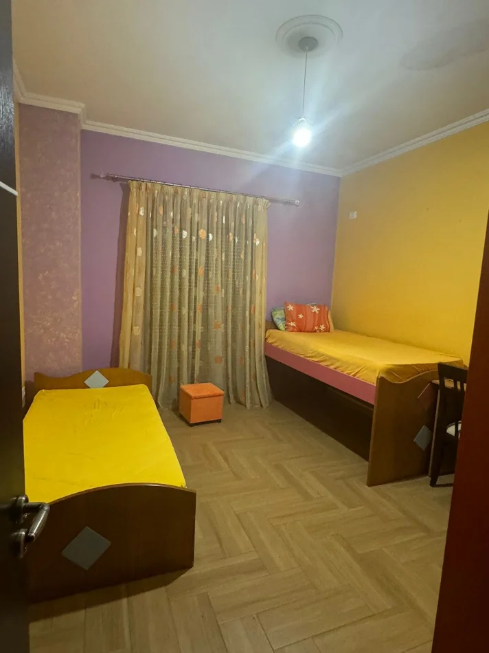 Tirane, jepet me qera apartament 3+1 Kati 2, 160 m² 400 € 