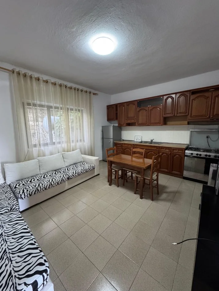Tirane, jepet me qera apartament 2+1+Parkim, Kati 1, 100 m² 250 €
